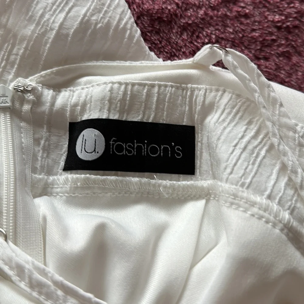 Short romper, jumpsuit, V cut at the top, crossed straps at the back - Picture 10 of 17